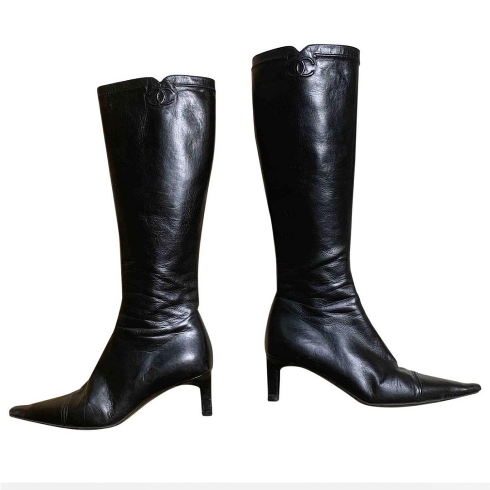Gorgeous classy,Vintage Chanel black leather CC logo knee high kitten heel boots